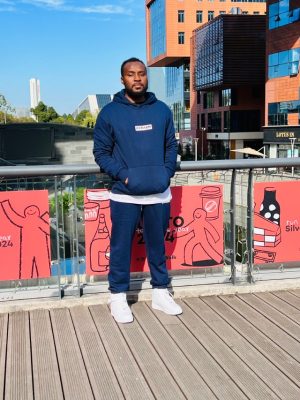 KONAHM Essential navy streetwear hoodie and joggers set for men – urban casual fashion by the water